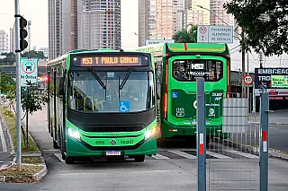 Para ir ao trabalho, 32% dos brasileiros usam o carro, 21% o ônibus, 17% vão a pé e 16% a moto