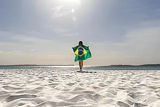 35% dos brasileiros viajarão; maioria vai de carro para a praia, por 12 dias e gastará R$ 2.514
