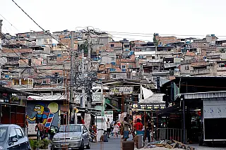 Nas favelas, 3,1 milhões de pessoas só chegam em casa por moto, bicicleta ou a pé