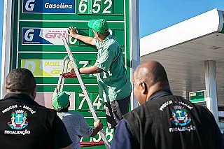 O posto de combustível em que você abastece é confiável?