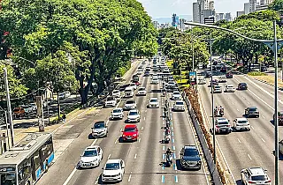 Na moral? A moto tem duas rodas e foi construída para cair...