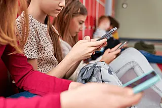 Nove em cada dez adolescentes americanos estão online constantemente no YouTube