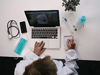 Medicina, direito, odontologia, enfermagem e psicologia só em curso presencial