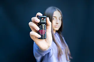 Mulheres podem usar spray de pimenta para defesa pessoal