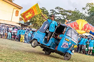 O tuk-tuk te dá asas!