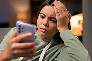 Como denunciar fake news em redes sociais