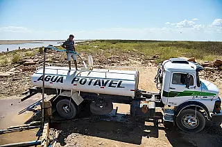 Carro-pipa abastece 68 municípios nordestinos