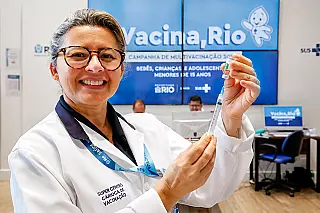 Brasil mantém 21 vacinas gratuitas enquanto EUA recomendam 11 para todas as crianças