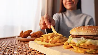 Consumo de alimentos ultraprocessados cresceu 130% desde os anos 80