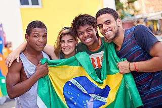 Na juventude, mulheres são progressistas, enquanto homens defendem valores conservadores