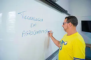 Brasileiros que concluíram o ensino superior ganham 148% a mais do que aqueles que têm ensino médio