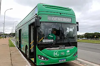 Conheça a Rota Monumental de Brasília em ônibus movido a 'água'