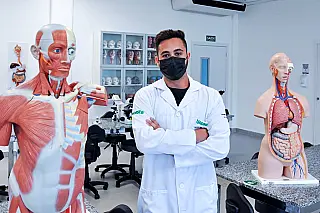 Dos 305 cursos de medicina avaliados pelo Ministério da Educação, apenas seis alcançam nota máxima