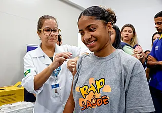 Meninas de até 14 anos se protegem contra HPV, mas jovens de até 19 anos correm da vacina