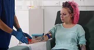 Tatuagem e piercing: governo reduz prazo para voltar a doar sangue