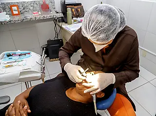 Mulheres vítimas de violência doméstica terão reconstrução dentária gratuita no SUS