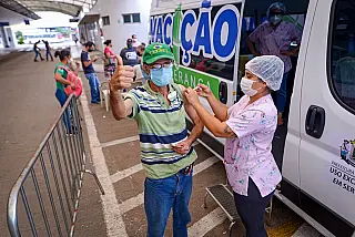 No Brasil, Covid-19 mata três vezes mais quem estuda menos