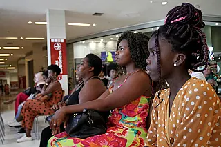 Mulheres ganham menos; negras, bem menos...