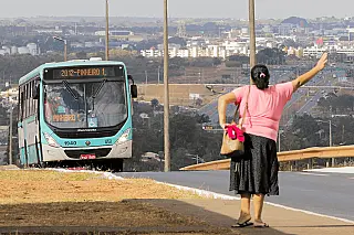 Brasileiro pega ônibus todo dia, percorre 13,5 km e gasta 36 minutos para chegar ao serviço
