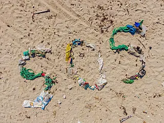 Microplástico contamina 69,3% das praias brasileiras