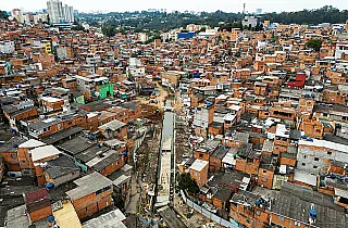 Bairro de rico: 30 °C; bairro de pobre: 45 °C