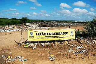 Ei, brasileiro! Dos 382 kg de lixo que você produziu, 138 kg foram parar no lixão